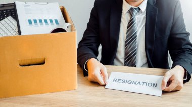 İş adamı bir iş pa çıkmak için istifa mektubu ile vurguladı