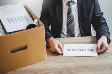 İş adamı bir iş pa çıkmak için istifa mektubu ile vurguladı