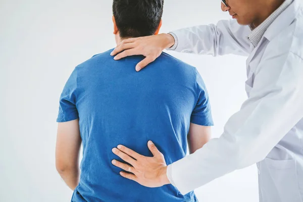 Fizyczne lekarz konsultacji z pacjentem o problemach z tyłu Phys — Zdjęcie stockowe