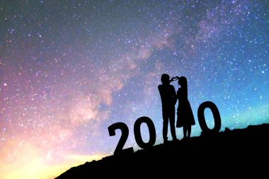 2020 newyear siluet genç çift romantik backgrou için mutlu