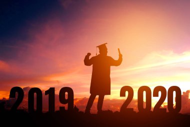 2020 yeni yıl Silhouette genç adam mezuniyet içinde 2020 yıl Educ