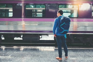 Turist backpacker tren istasyonunda seyahat etmek harita kullanarak