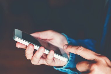 Sosyal ağ üzerinde telefon mesajı yazarak adam