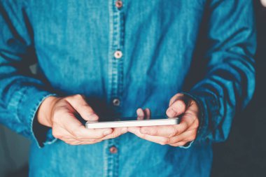 Sosyal ağ üzerinde telefon mesajı yazarak adam