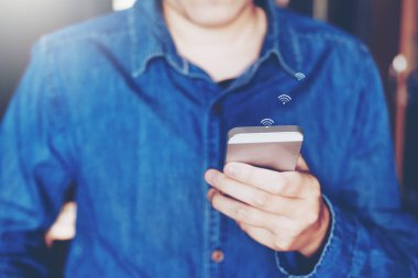 Mobil online simgesi sosyal ağ itibara kullanarak iş adamı