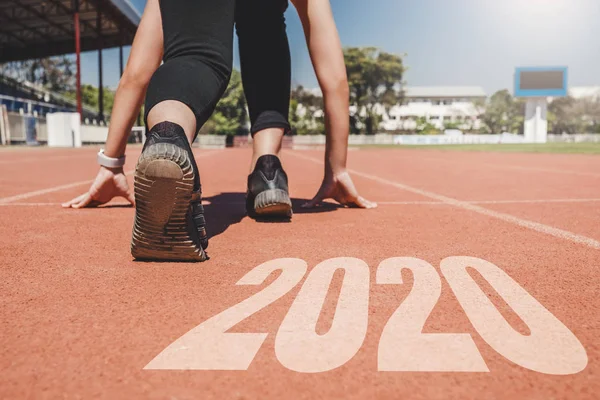2020 Nouvel An, Athlète femme en ligne pour commencer à courir — Photo