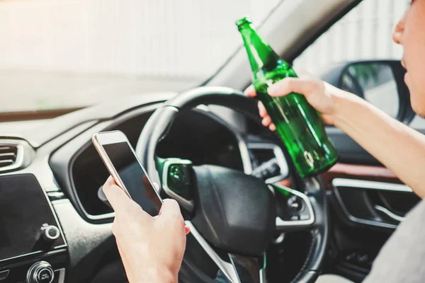 Μεθυσμένος άνθρωπος οδήγηση ένα αυτοκίνητο στο δρόμο κρατώντας μπουκάλι μπύρα — Φωτογραφία Αρχείου