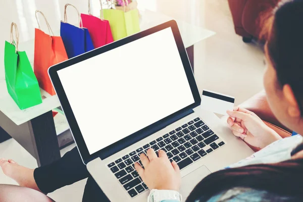 Kadın Divan hom içinde bankamatik kartı ile online alışveriş dizüstü bilgisayar ile
