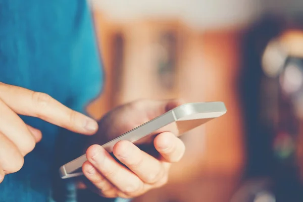 Man skriver telefonmeddelande på sociala nätverk — Stockfoto