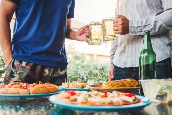 Fiesta de la tarde Grupo de amigos disfrutando de beber cerveza con barbec — Foto de Stock