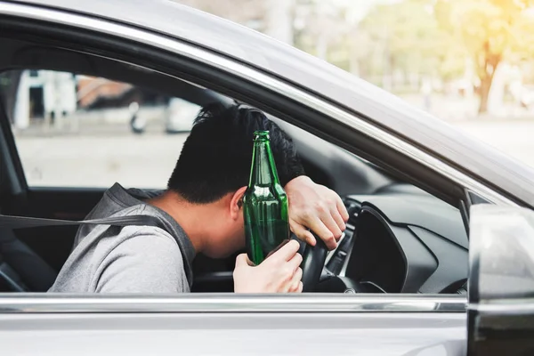 Opilý muž, který řídil auto na silnici držící láhev pivo Dangerou — Stock fotografie