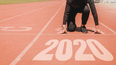 2020 Newyear, atlet yayınlamaya başlamak için satırda başlayan kadın 