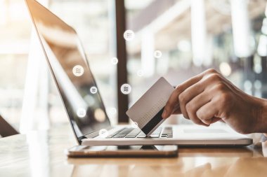 Terazi Kriptopara Online bankacılık işadamı Laptop zekâ kullanarak