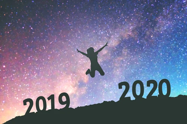 Silhouet jonge vrouw gelukkig voor 2020 Nieuwjaar achtergrond op th — Stockfoto