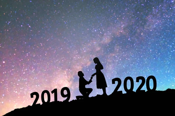 2020 newyear siluet genç çift romantik backgrou için mutlu — Stok fotoğraf