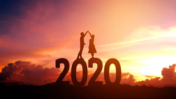 2020 สีลูเอทปีใหม่คู่สาวมีความสุขสําหรับโรแมนติกใหม่ใช่ — ภาพถ่ายสต็อก