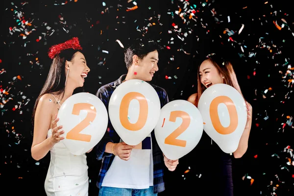 2020 Festa di Capodanno, festa di gruppo di giovani asiatici — Foto Stock