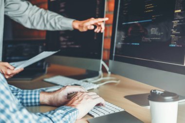 Programcı ekip geliştirme web sitesi tasarımı geliştirme ve kodlama