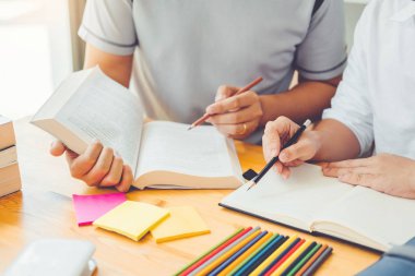 Yüksek okul veya üniversite öğrencileri eğitim ve birlikte okuma