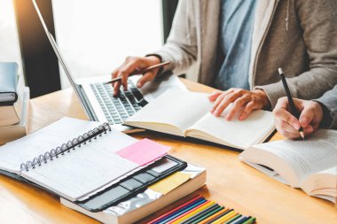 Yüksek okul veya üniversite öğrencileri eğitim ve birlikte okuma