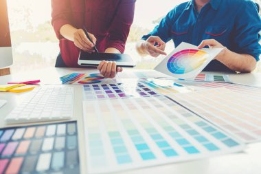 Grafik tasarımcı grafik tablet işyerinde çizim