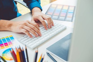 Grafik tasarımcı grafik tablet işyerinde çizim