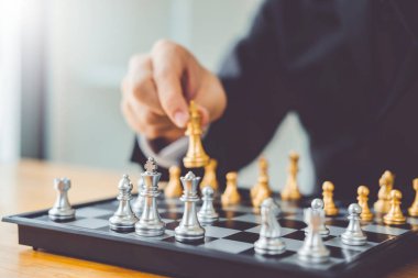 Satranç oyunu oynayan işadamı lider strateji succ planlama