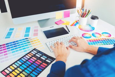 Grafik tasarımcı grafik tablet işyerinde çizim