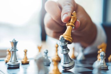 Satranç oyunu oynayan işadamı lider strateji succ planlama