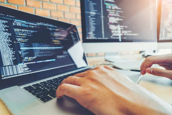 Programador en desarrollo Desarrollo de equipos Diseño y codificación de sitios web — Foto de Stock