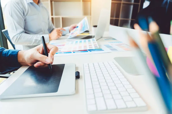 Grafisk formgivare ritning på ritbord på arbetsplatsen — Stockfoto