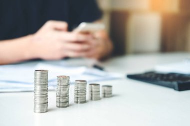 Hesap makinesini kullanan adam Muhasebe Maliyet Ekonomik faturaları hesaplama 