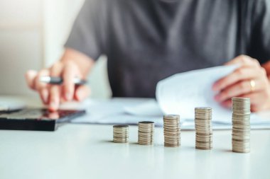 Hesap makinesini kullanan adam Muhasebe Maliyet Ekonomik faturaları hesaplama 