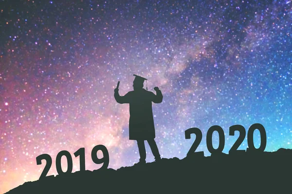 2020 νέο έτος σιλουέτας άνθρωποι αποφοίτηση σε 2020 χρόνια μόρφωση — Φωτογραφία Αρχείου