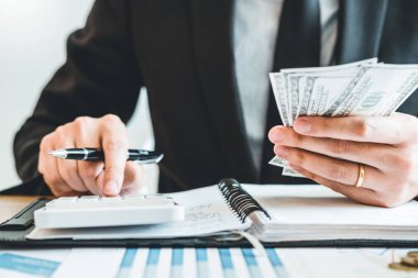 İş adamı muhasebe maliyet hesaplamak ekonomik bütçe koyarak