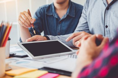 İş ekibi danışmanlık Toplantı Çalışma ve beyin fırtınası yeni b