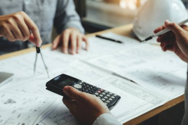 Mimari proje için Toplantı ve bölümü ile çalışan mühendis