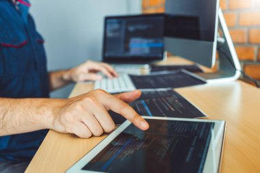 Programcı geliştirme web sitesi tasarımı geliştirme ve teknoloji kodlama