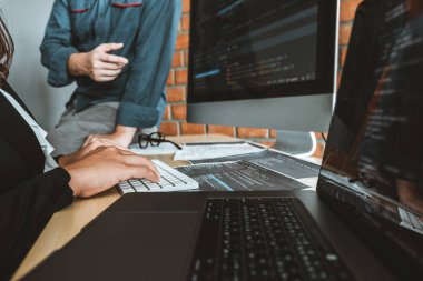 Programcı ekip geliştirme web sitesi tasarımı geliştirme ve kodlama