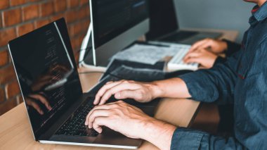 Programcı ekip geliştirme web sitesi tasarımı geliştirme ve kodlama