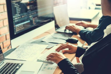 Programcı ekip geliştirme web sitesi tasarımı geliştirme ve kodlama