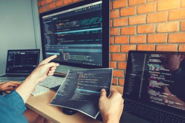 Programcı ekip geliştirme web sitesi tasarımı geliştirme ve kodlama
