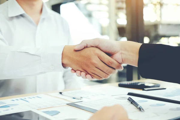 Empresários colegas apertando as mãos reunião Planejamento Strate — Fotografia de Stock