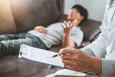 Doktor danışmanlık ve teşhis erkek hasta ile inceleniyor o