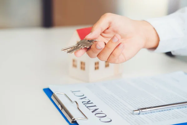 Sale agent giving Key house to customer and sign agreement contr — Stock Photo, Image