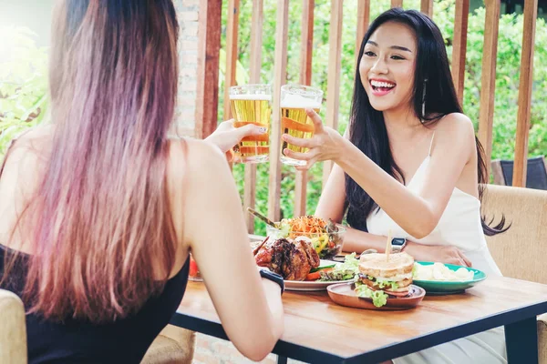 Grupo de jóvenes asiáticos celebrando festivales de cerveza feliz whi — Foto de Stock