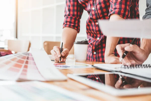 İki Grafik tasarımcı Beyin Fırtınası Toplantısı ve graphi çizim