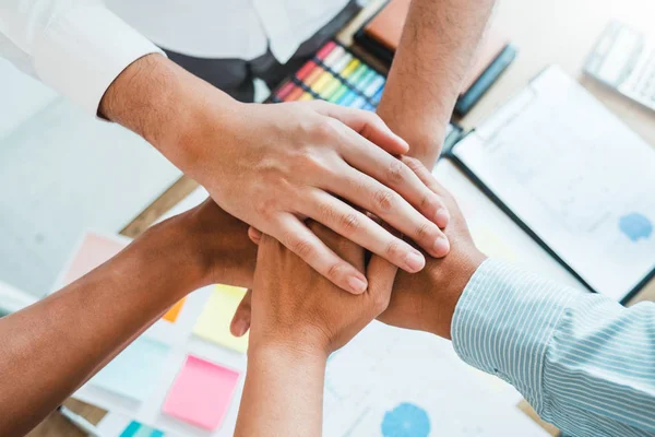 Lavoro di squadra unendo le mani spirito di squadra Collaborazione Concep — Foto Stock