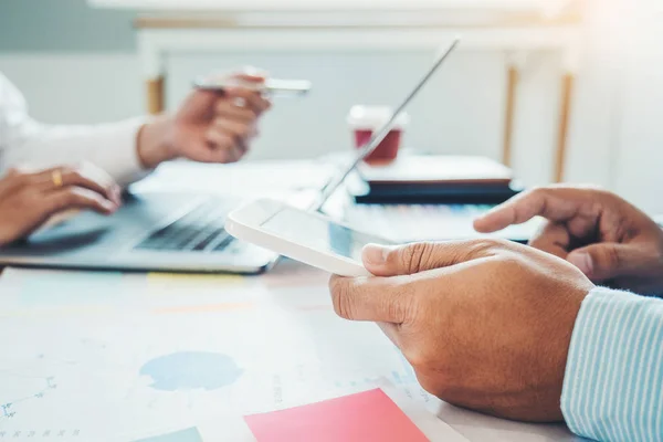 Multietniskt kreativt team som arbetar tillsammans i modern Office laug — Stockfoto