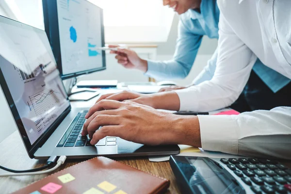 Equipo creativo multirracial trabajando juntos en la oficina moderna laug — Foto de Stock